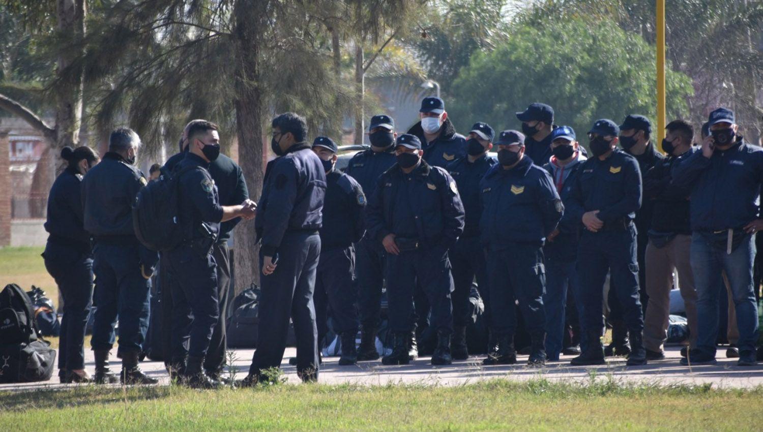 Nueva partida de fuerzas policiales releva a efectivos apostados en los liacutemites provinciales