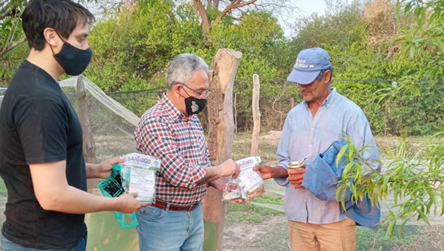 El intendente Ibaacutentildeez entregoacute kits de semillas para siembra en huerta en la zona rural