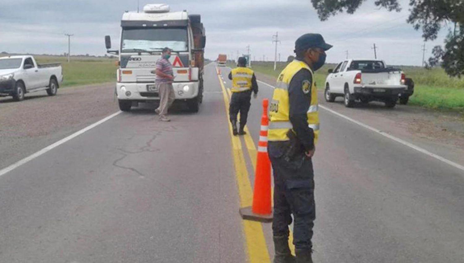 Custodian al liacutemite de la provincia  a camionero que violoacute el protocolo
