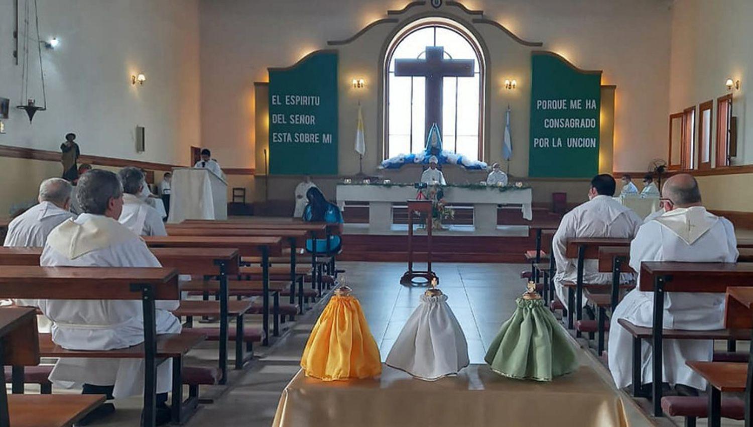 El obispo Corral celebroacute la Misa Crismal en la Catedral de Antildeatuya