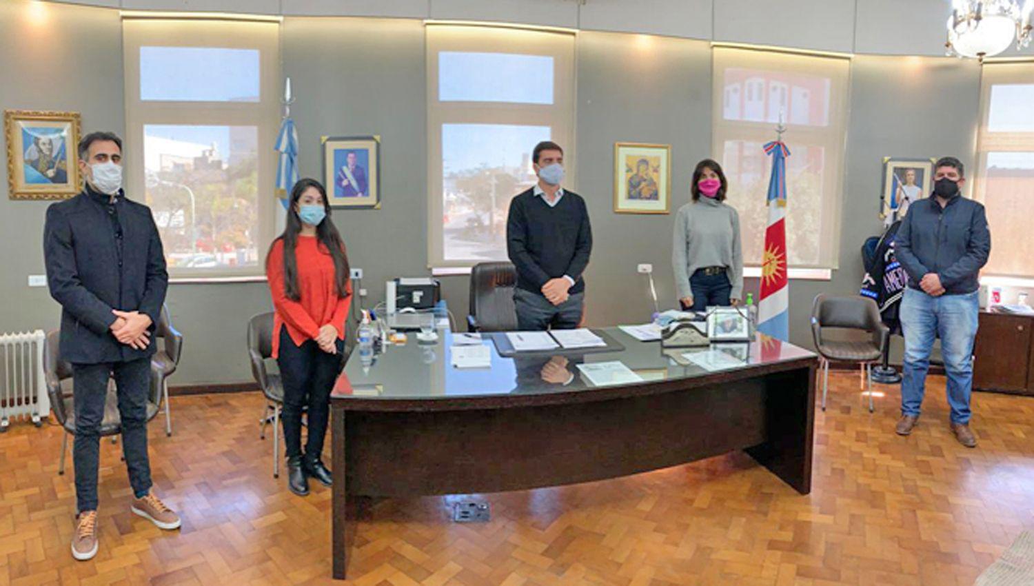 El intendente Mukdise y representantes gastronómicos realizaron
el anuncio de la nueva ayuda a los gastronómicos temporarios