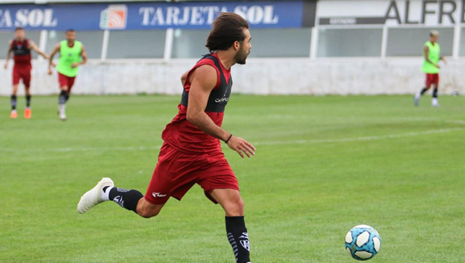 Por diferentes circunstancias Mateo està jugando de lateral
