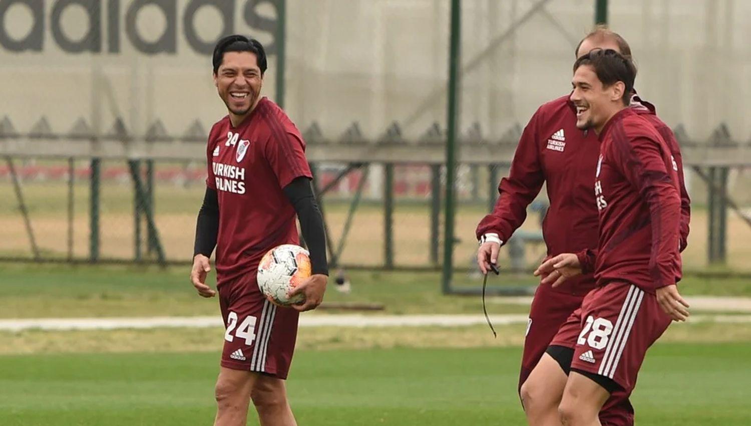 nzo Pérez y Martínez Quarta relajados en la pr�ctica matutina en el River Camp Foto-Prensa River