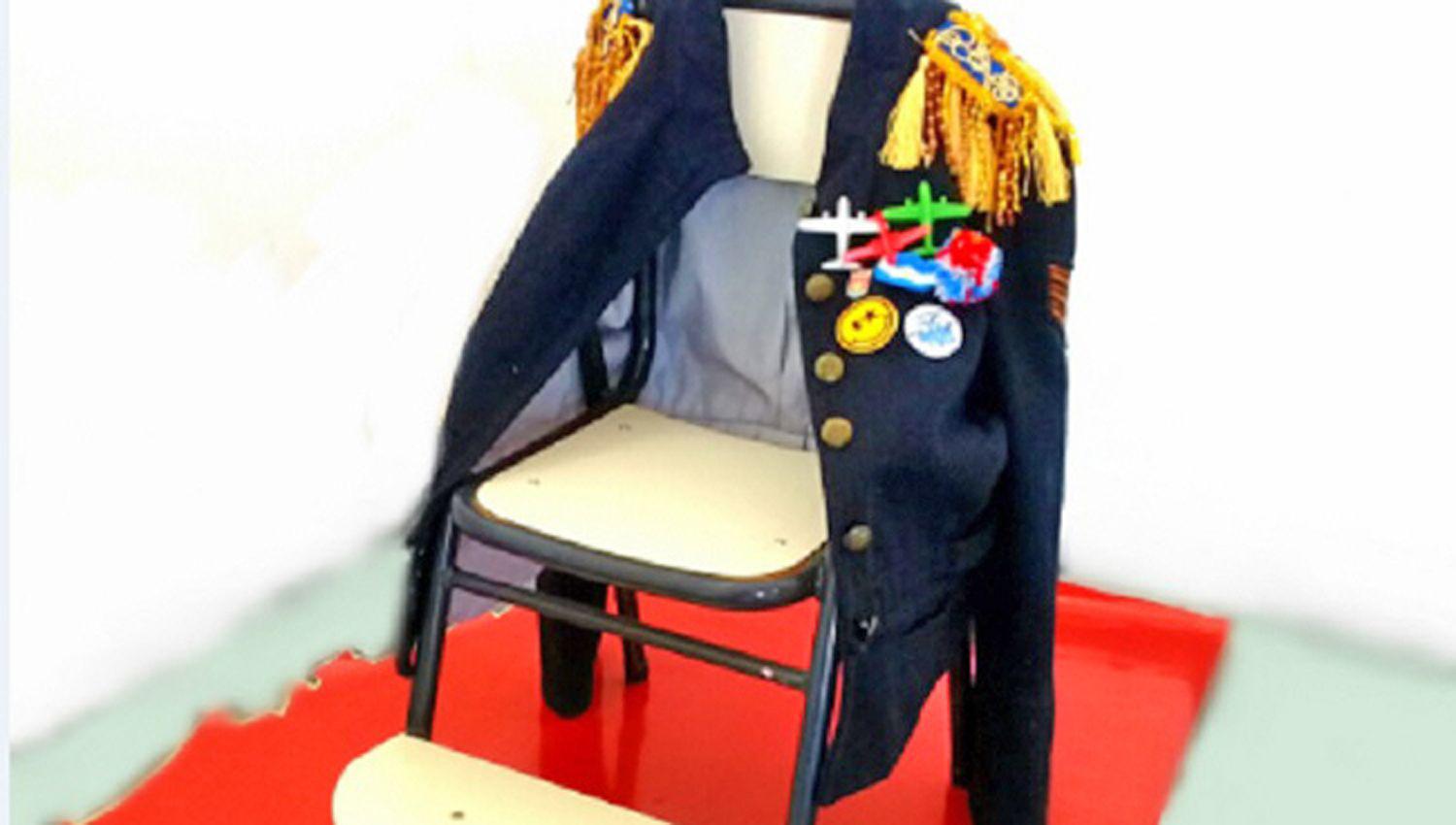 La muestra se trata de sillas intervenidas mediante procesos
creativos de los artistas desde sus domicilios