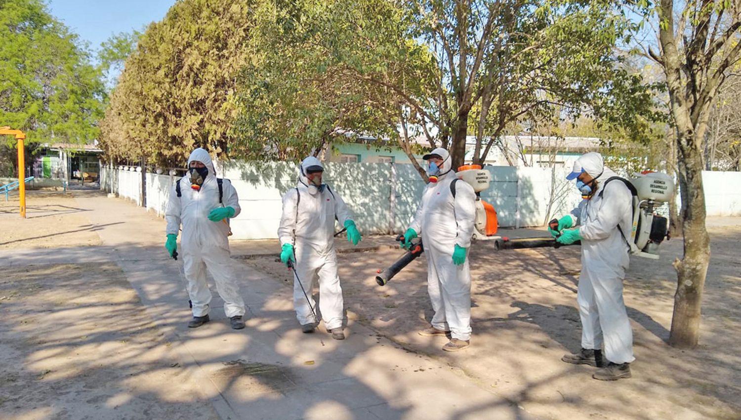 El trabajo de fumigación tiene por objetivo evitar la proliferación del mosquito transmisor del dengue