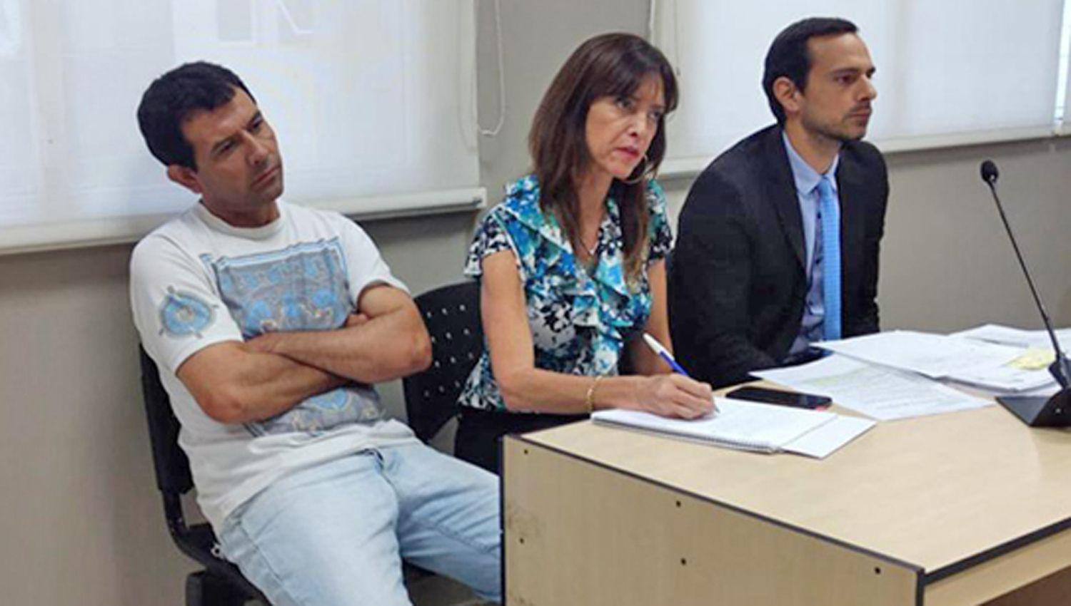 Ruiz (de remera) durante una audiencia que se desarrolló
hace meses en la etapa de instrucción de la causa