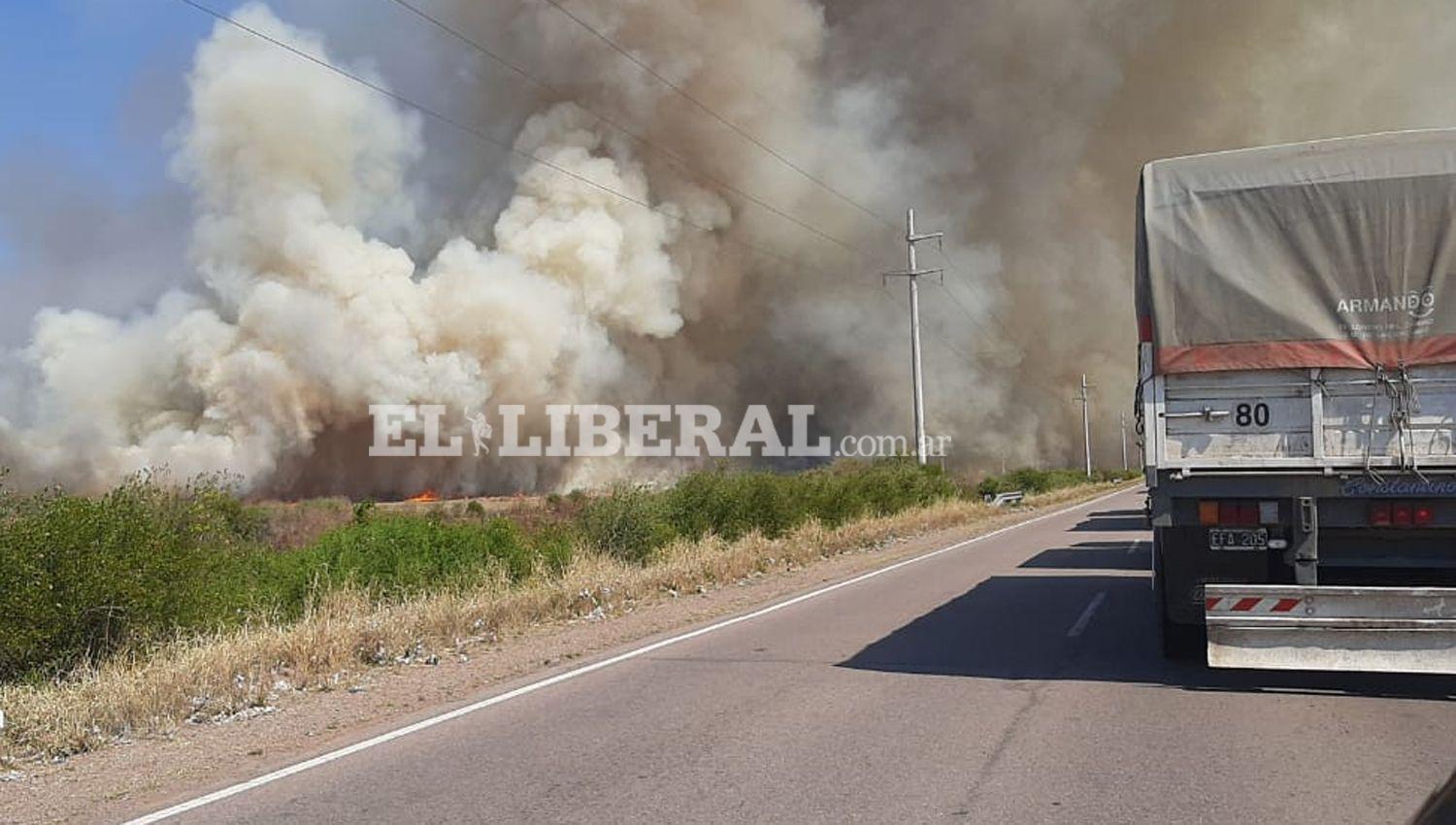 Voraz incendio de pastizales generan inconvenientes en la Ruta 92