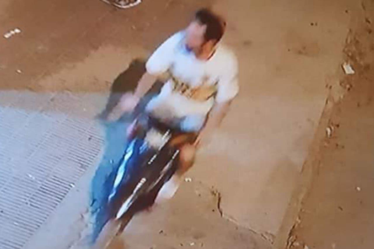 Vecino del barrio Centenario pide ayuda para encontrar al delincuente que le roboacute la bicicleta de su hija