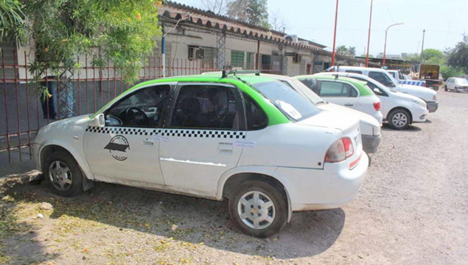 La unidad del remisero se encuentra en el playón