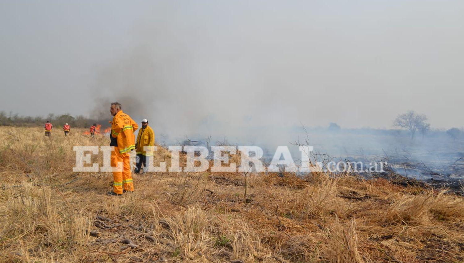 IMAacuteGENES  Incendio de grandes proporciones en cercaniacuteas de Antildeatuya