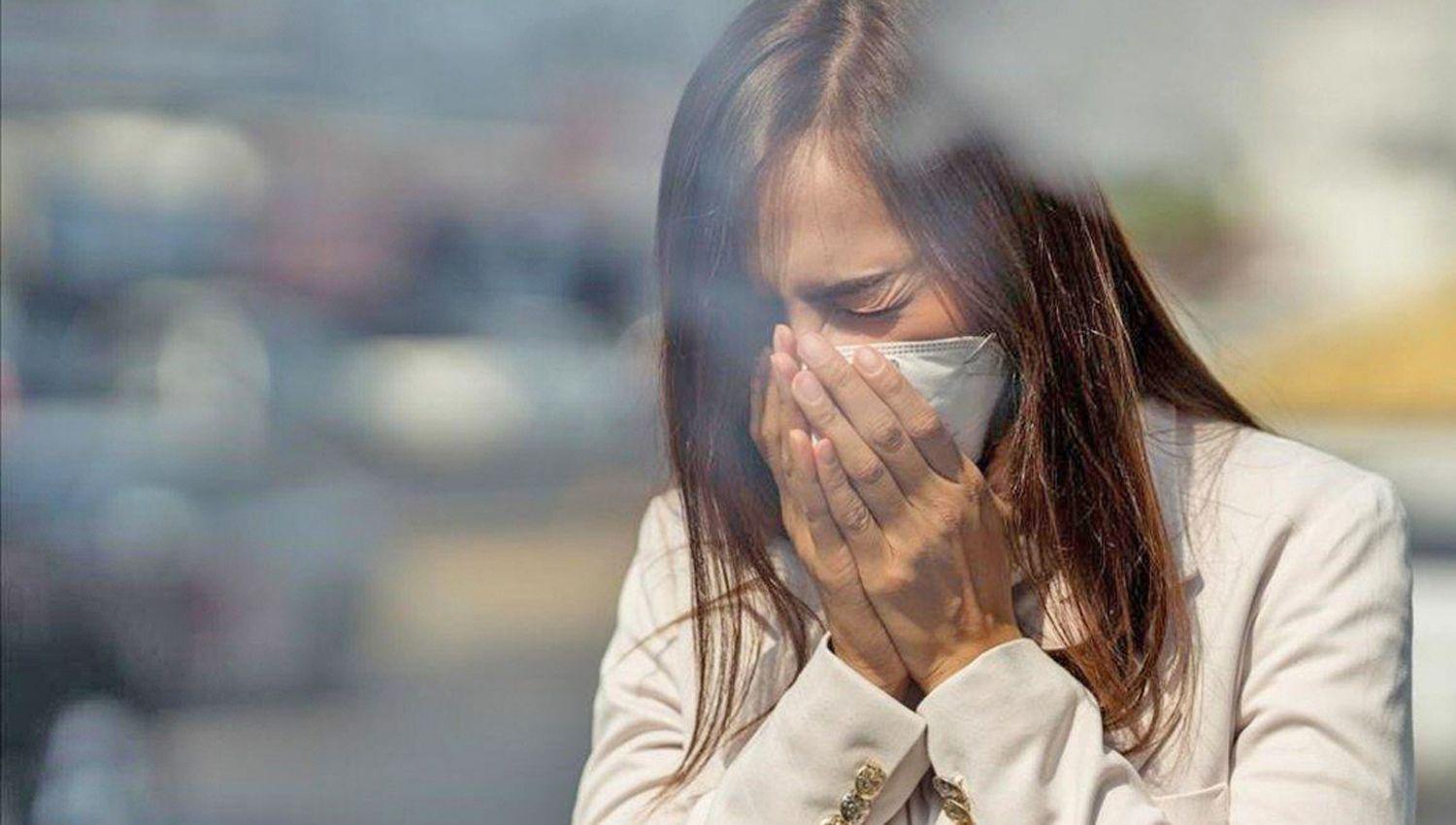 Dentro de los síntomas respiratorios la tos se presenta en el 56-en-porciento- de los casos y el dolor de garganta en el 43-en-porciento- seg�n explicó la especialista del Ministerio de Salud 
