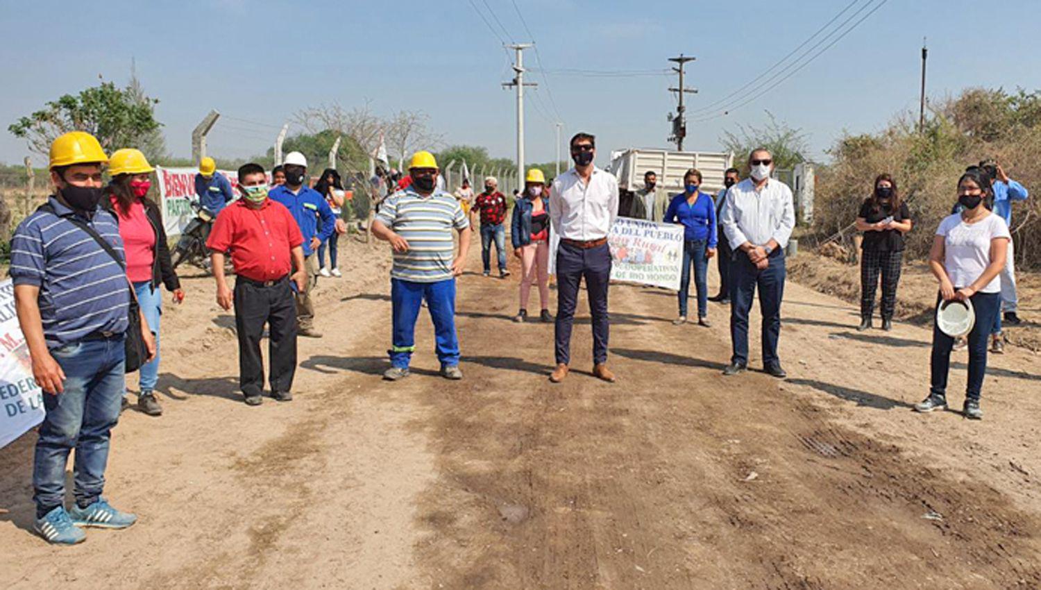 Mukdise recorrioacute las obras realizadas en el camino principal de El Porvenir
