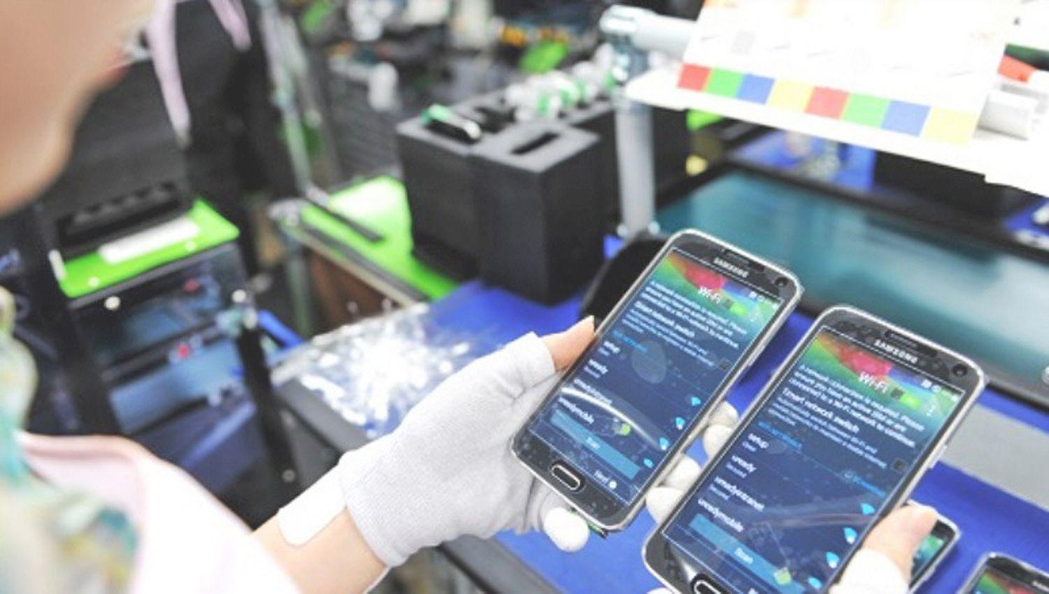 De enero a julio la producción de celulares cayó 403-en-porciento- y la de televisores creció 146-en-porciento-