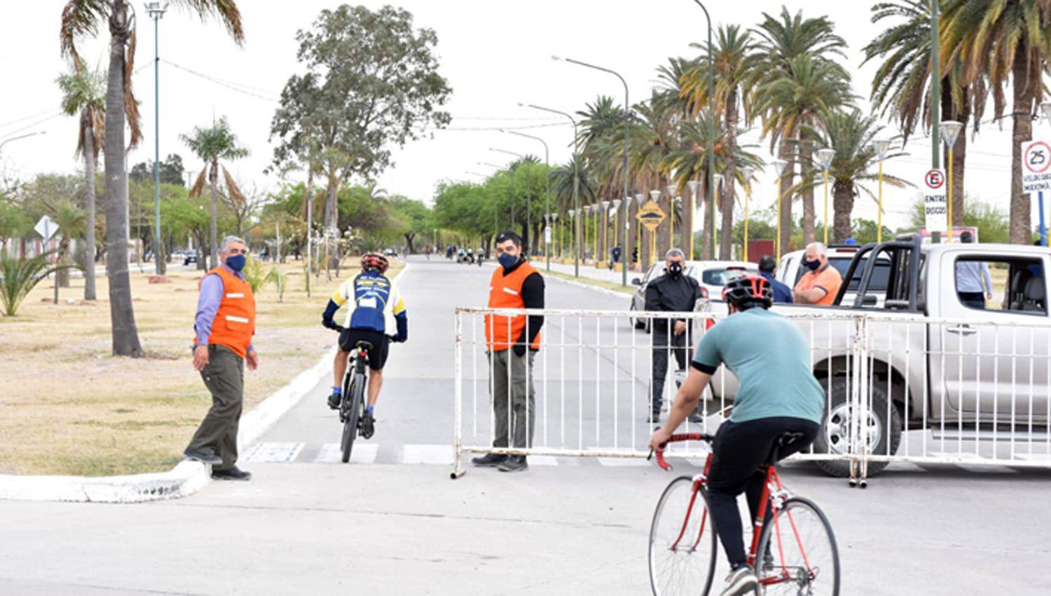 Tanto peatones como ciclistas runners y patinadores
deber�n desplazarse respetando el sentido de las calles