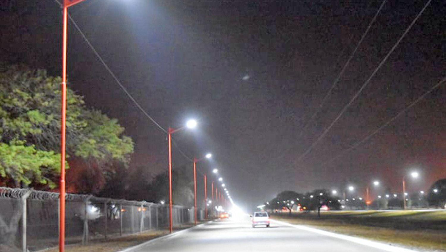 Nueva iluminacioacuten en las avenidas colectoras y en calle Pellegrini en Friacuteas