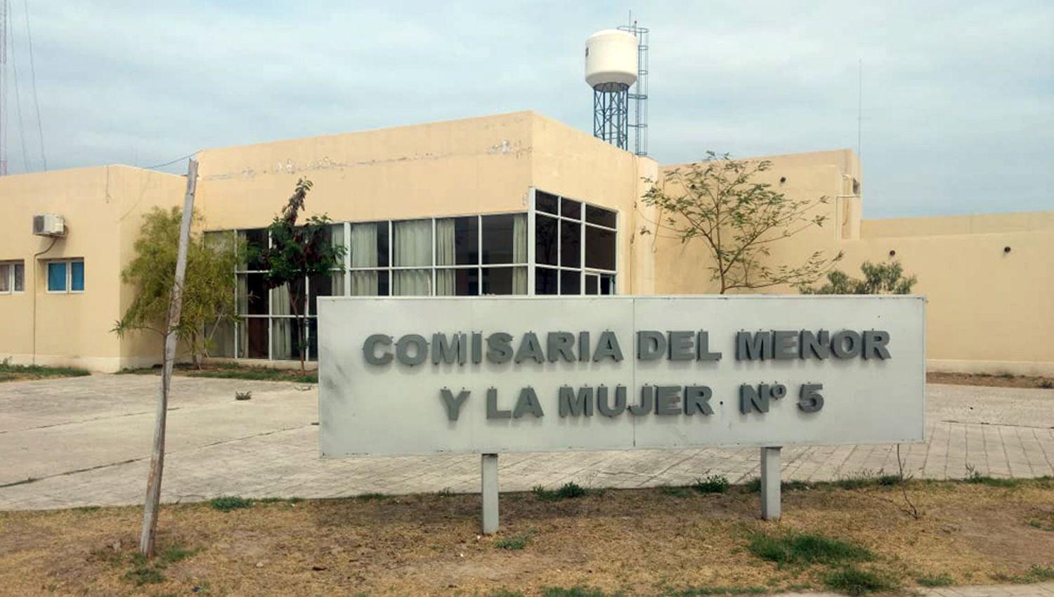 Madre e hijo reducen a expareja despechada que irrumpioacute en su casa y los atacoacute a cuchilladas