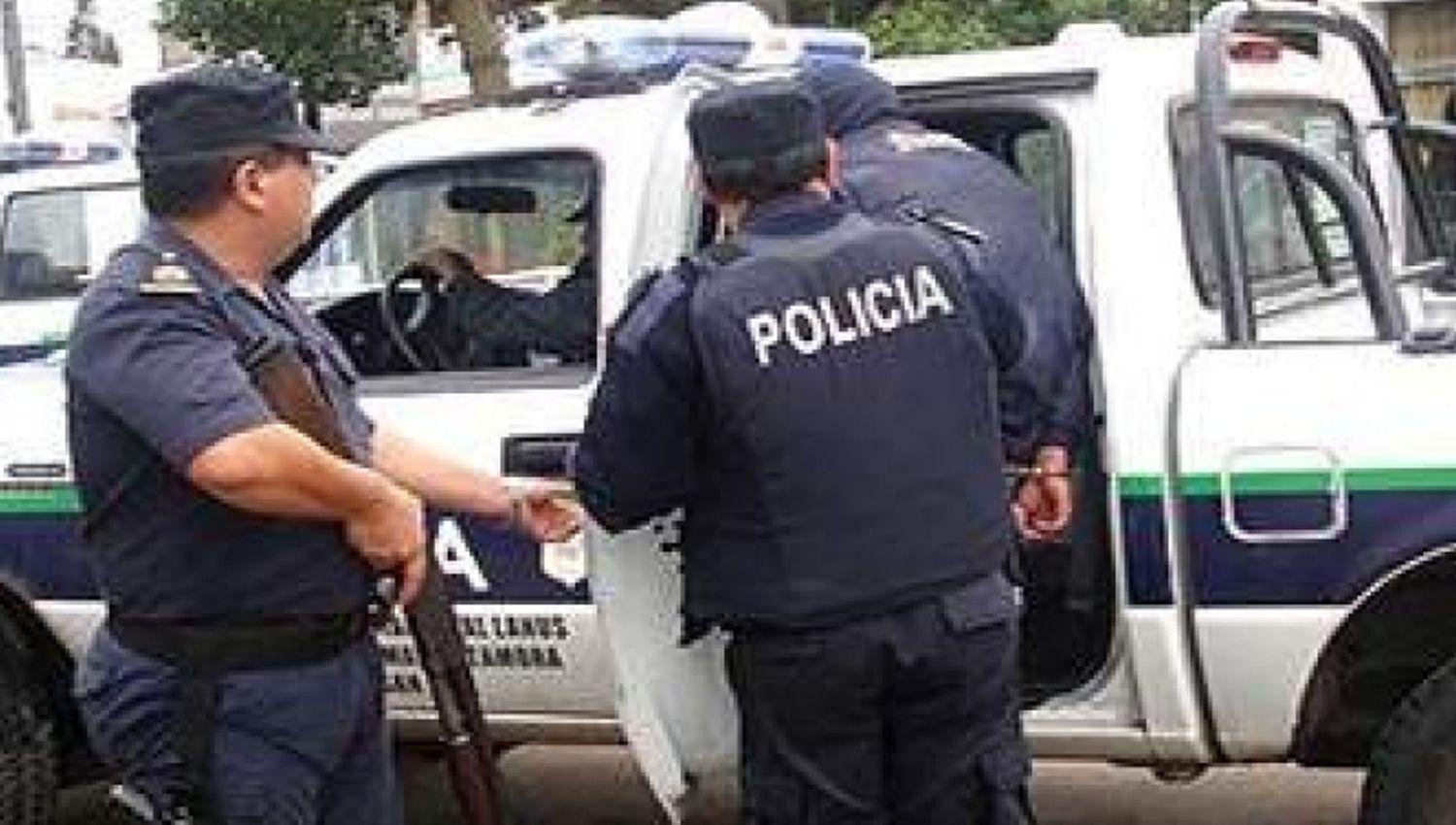 Cuatro policiacuteas detenidos por balear un auto en el que viajaban militantes sociales y herir de gravedad a uno