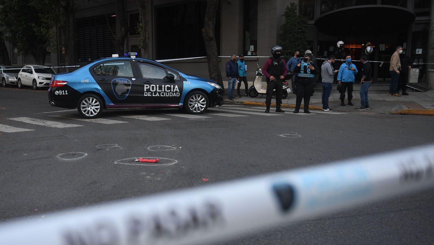 VIDEO  Escalofriante- Sujeto matoacute a puntildealadas a un policiacutea federal en pleno barrio de Palermo