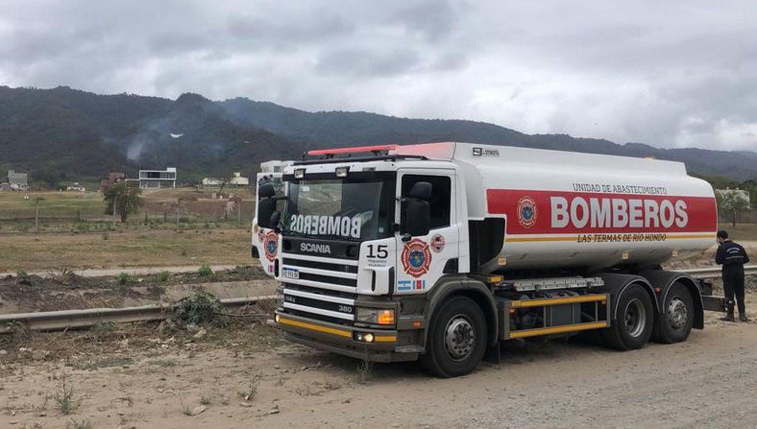 Los bomberos luchan sin descanso para extinguir un incendio de gran magnitud en Tucum�n
