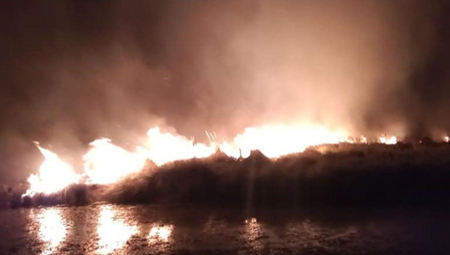 Alarma en San Clemente del Tuyuacute por voraz incendio en Punta Rasa