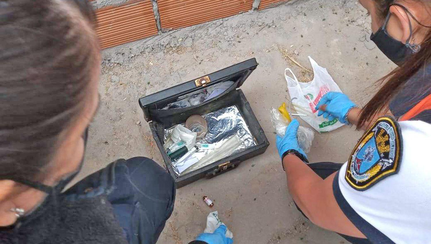 La policía allanó una vivienda del barrio Villa Balnearia y secuestró pastillas elementos quir�rgicos y
huesos que est�n siendo analizados