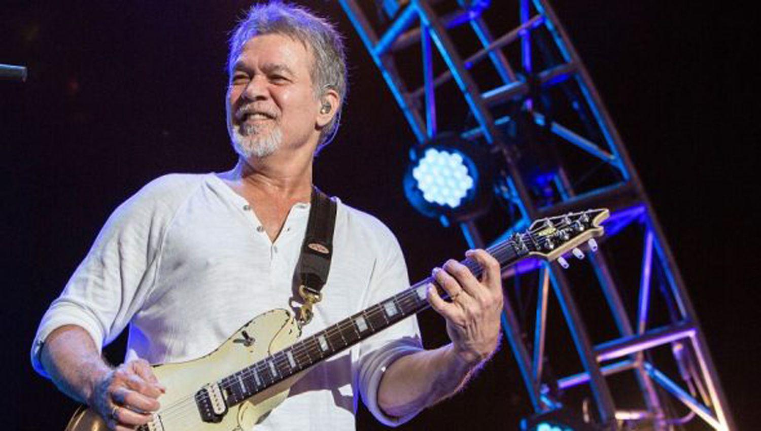Murioacute a los 65 antildeos el emblemaacutetico guitarrista Eddie Van Halen
