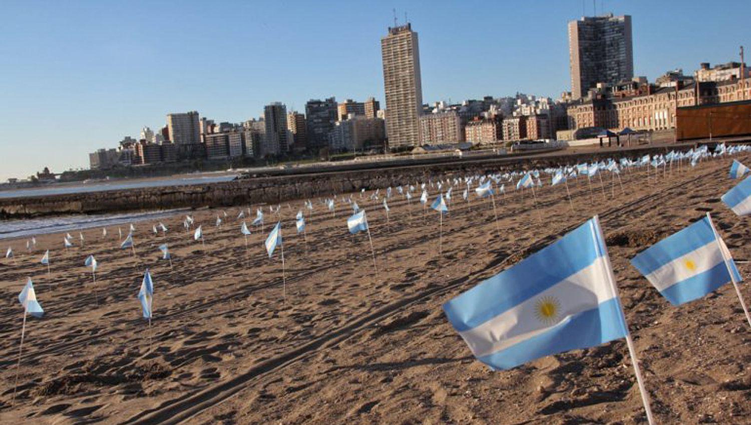 Mar del Plata recordoacute a sus muertos por la pandemia con 504 banderas en la playa Bristol