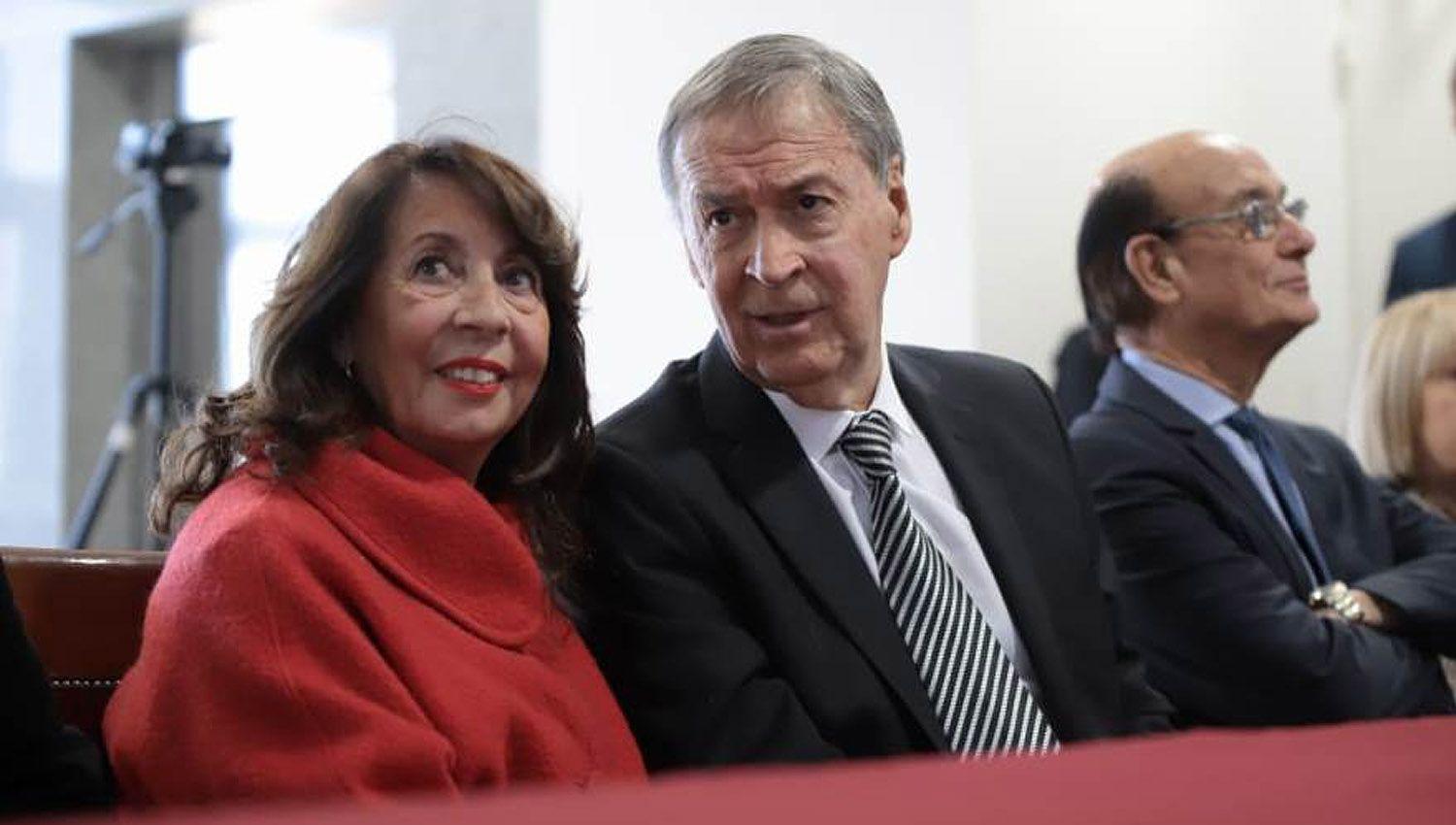 La Dra María Marta C�ceres de Bollati junto al gobernador de Córdoba Juan Schiaretti