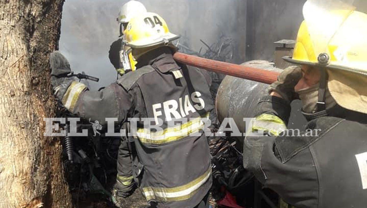 VIDEO E IMAacuteGENES Friacuteas- Incendio en el depoacutesito de vehiacuteculos de la Comisariacutea 23