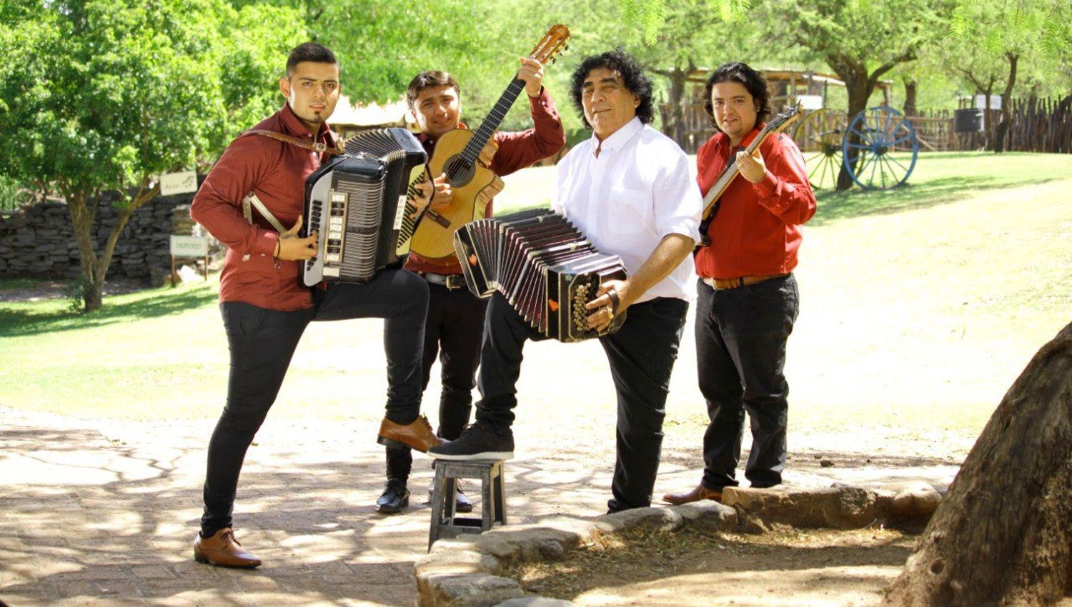 Sauacutel Salvatierra y sus hijos le cantaraacuten cumbias polkas y chamameacutes a las madres este saacutebado 17