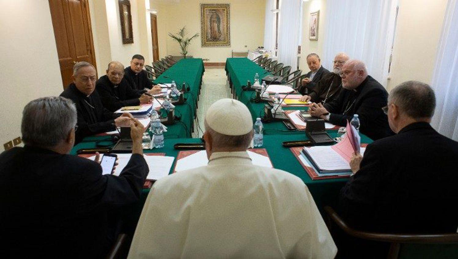 El papa Francisco junto al Consejo de Cardenales en una reunión presencial anterior