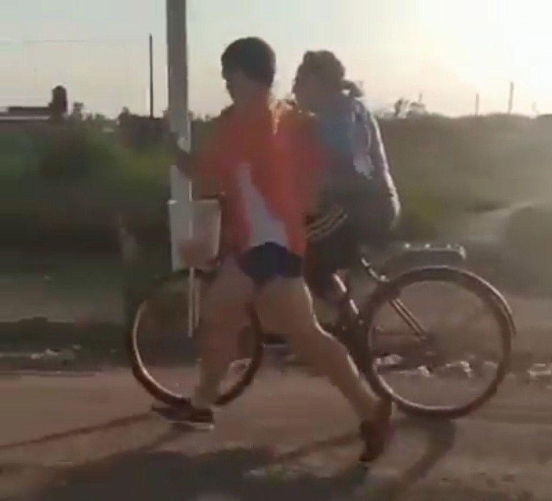 Conmovedor- madre acompantildea en bicicleta a su hijo atleta no vidente