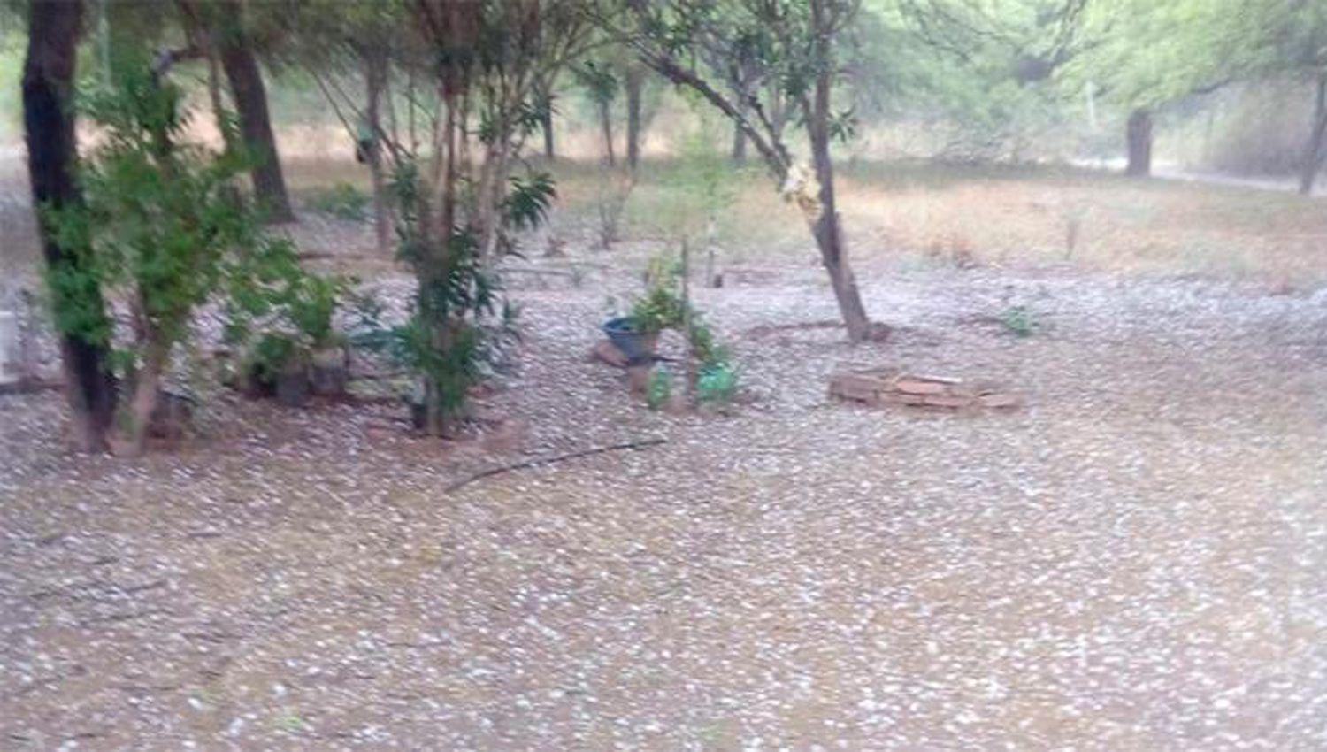 Fuerte caiacuteda de granizo lluvia y viento en el interior de la provincia