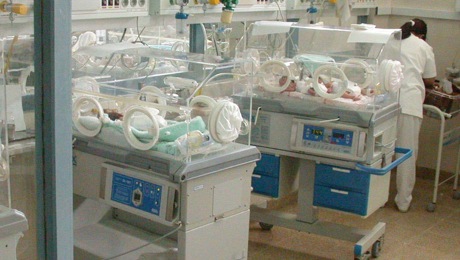 La bebé permanecer� en la sala de Neonatología hasta que adquiera el peso y su mam� cumpla con
los días de aislamiento y pueda darle de mamar