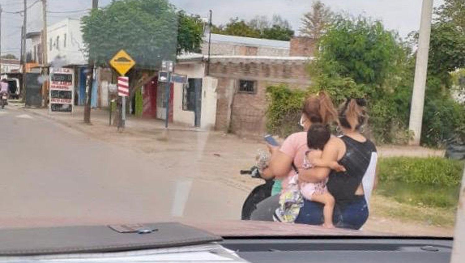 Irresponsables- mujeres viajan en moto con dos nintildeos sin casco y la conductora mira su celular