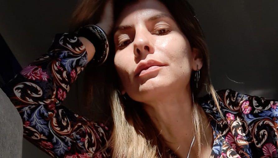 VIDEO Natalia Martin y Franco David artistas visuales santiaguentildeos colgaraacuten sus dibujos en el centro de la ciudad para que la gente los lleve y lo coloree