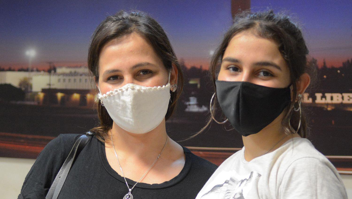 EL LIBERAL entregoacute los premios del sorteo del Diacutea de la Madre