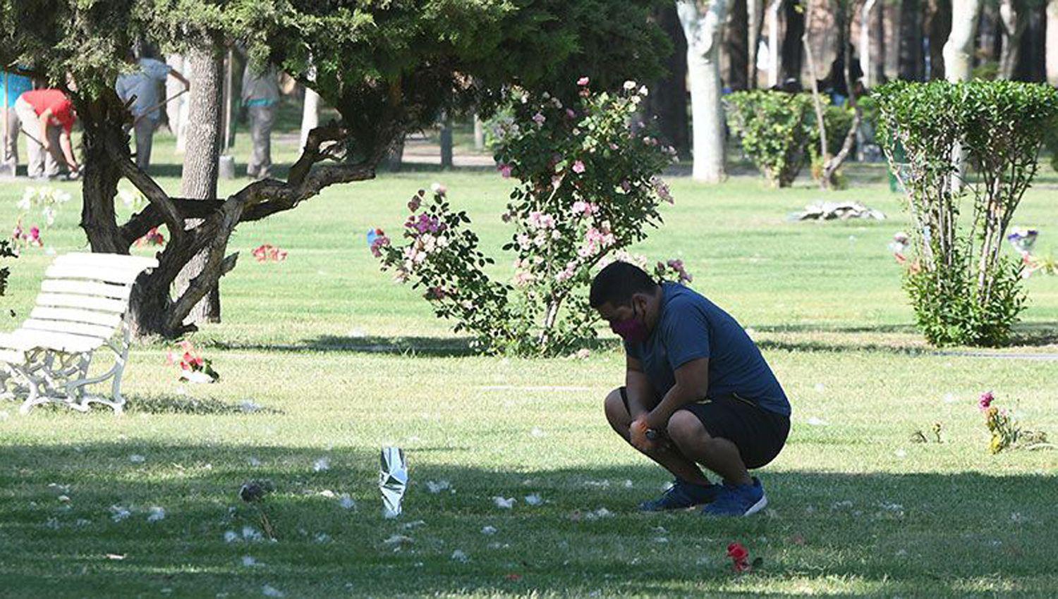 El cementerio Parque  de la Paz recibioacute familias en una jornada especial