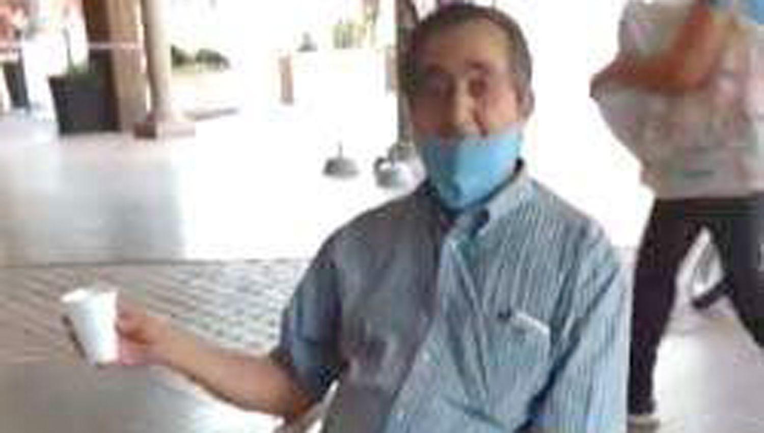 VIDEO E IMAacuteGENES  Un santiaguentildeo abogado jubilado ideoacute su propio medio de movilidad