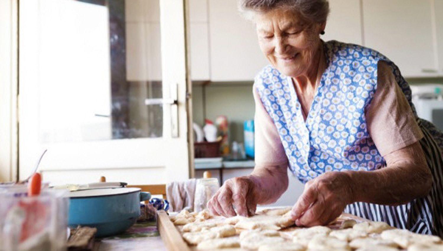 Invitan a los adultos mayores a compartir recetas de cocina