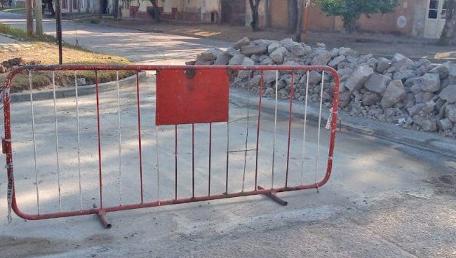 Ejecutan un plan de bacheo y arreglo  de calles en varias zonas de la ciudad