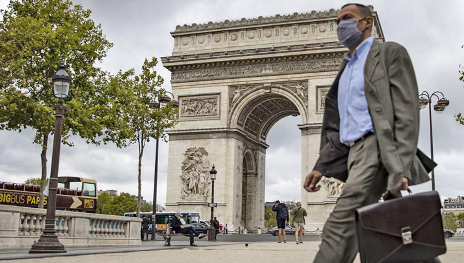 Reacutecord de contagios en Francia - ampliacutean el toque de queda