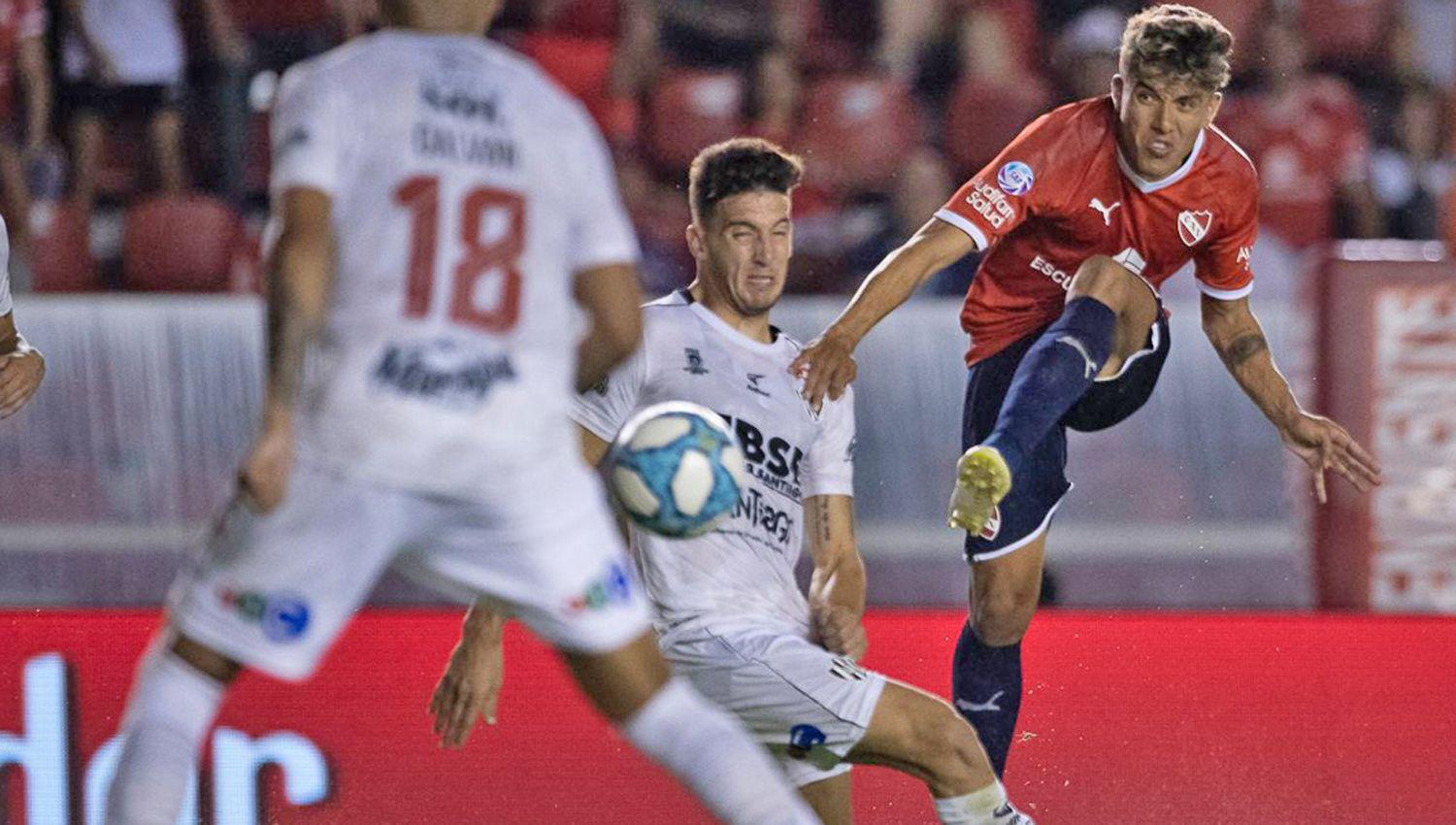 Andrés Roa que le hizo un gol a Central Córdoba este año renovó su vínculo con Independiente
