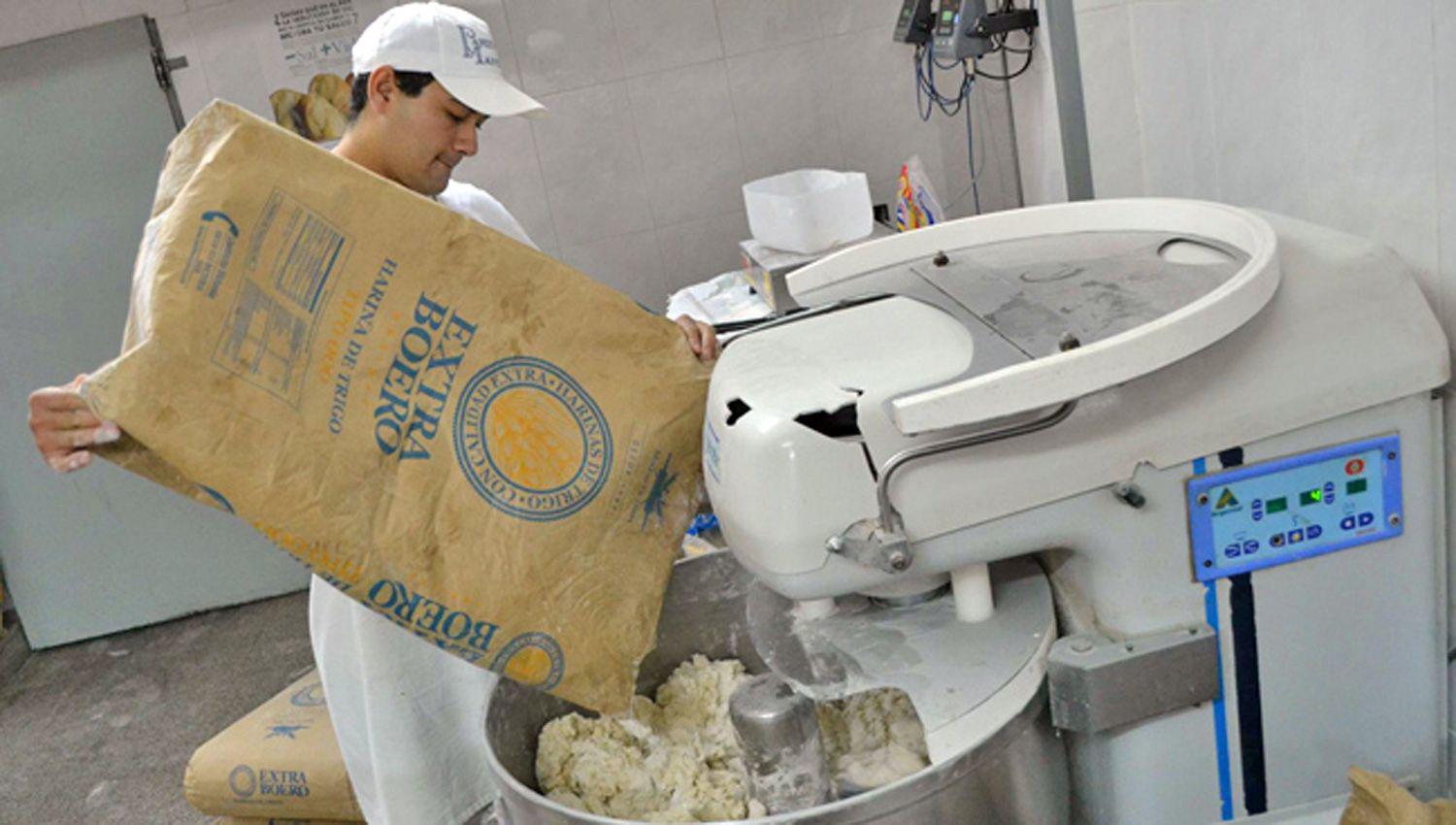 Sentildealan que por el doacutelar subieron la harina y el aceite