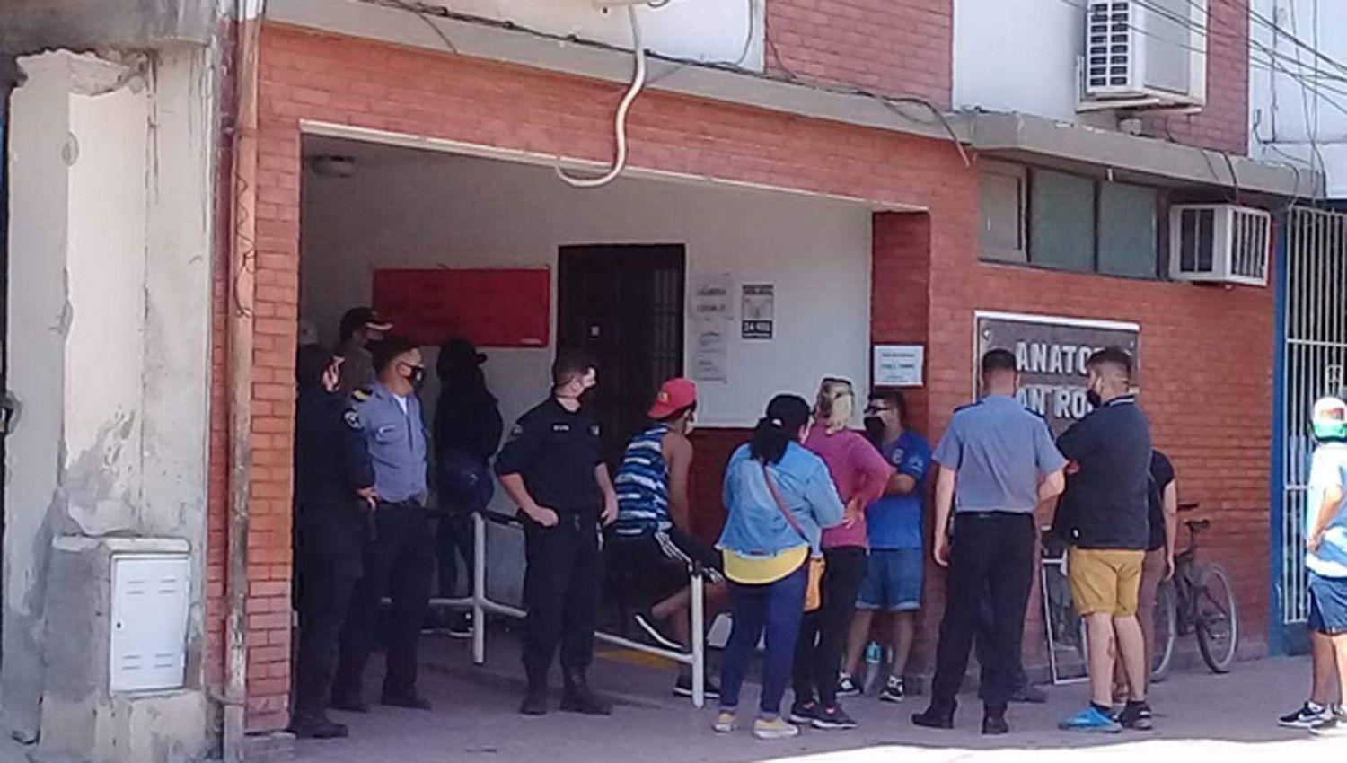 Las familias damnificadas se manifestaron ayer frente al centro asistencial en busca de respuestas
