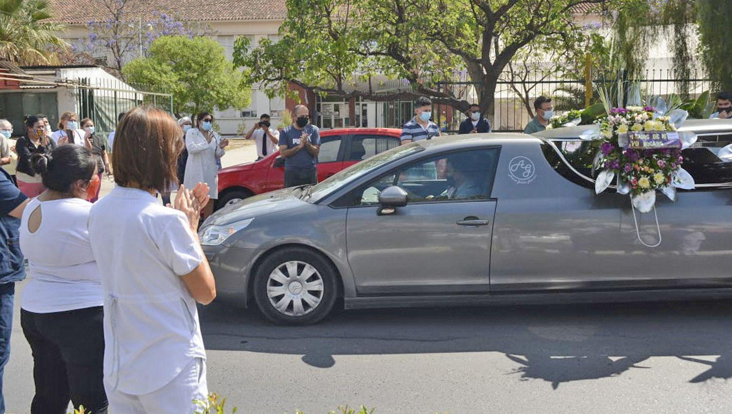 Los aplausos y las sirenas al paso del cortejo fnebre el momento ms emotivo