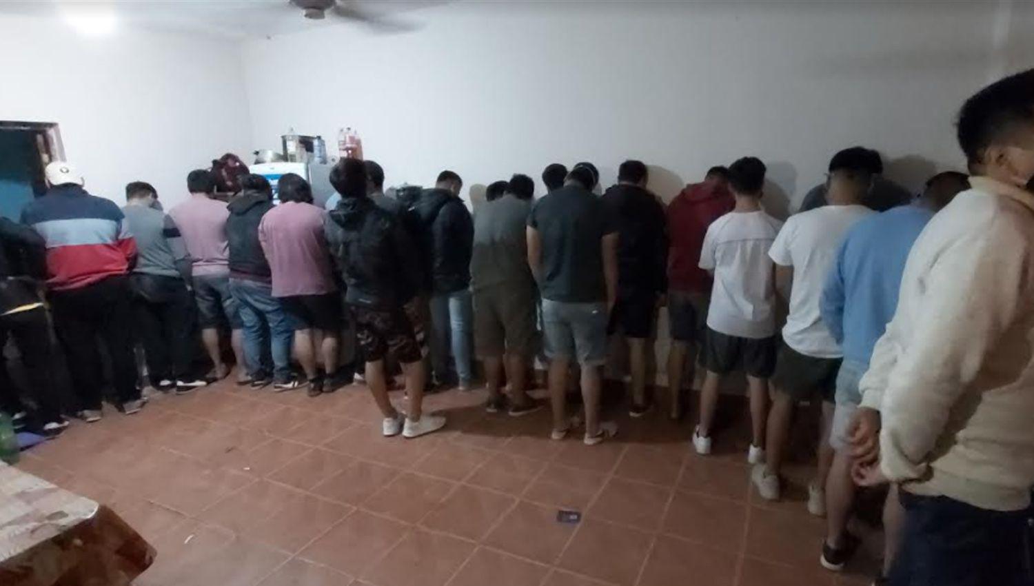 IMaacuteGENES  Fernaacutendez- Sorprendieron a 21 joacutevenes en una fiesta clandestina