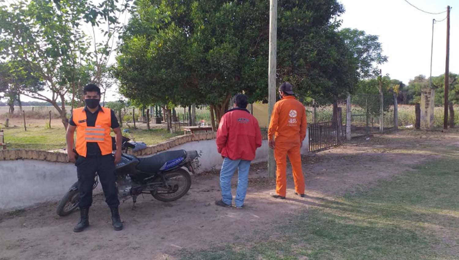 Dos tucumanos en moto pretendiacutean ingresar a Santiago sin permiso