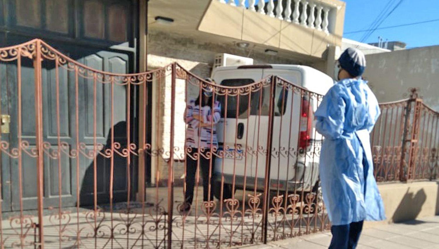 La comuna buscó ayer pacientes con síntomas en el barrio Alberdi
Adem�s continuar� hoy con la sanitización en la zona bancaria