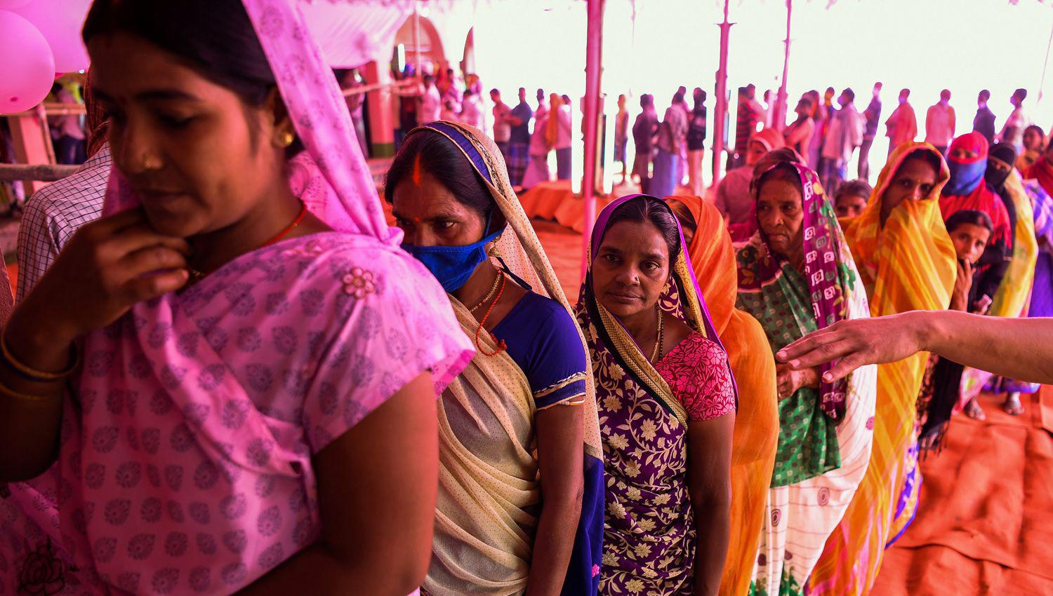 India celebra elecciones con centros saturados